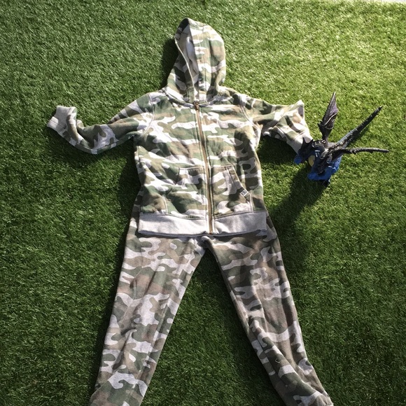Carters Camo Sweatsuit. - Picture 1 of 3